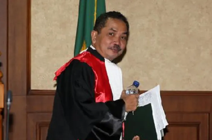 Hakim Binsar Gultom dilaporkan ke Komisi Yudisial atas perilaku tidak etis dan di luar etika sebagai seorang hakim pada kasus Jessica Wongso.