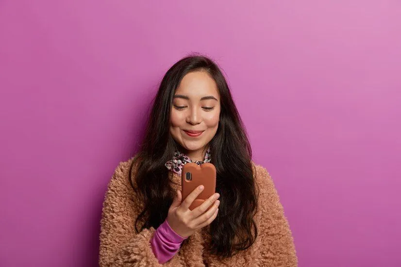 5 Jurus Rahasia Bikin Pasangan Kangen Lewat Chat, Tukar Cerita Tentang Hari Kalian Salah Satunya (Freepik)
