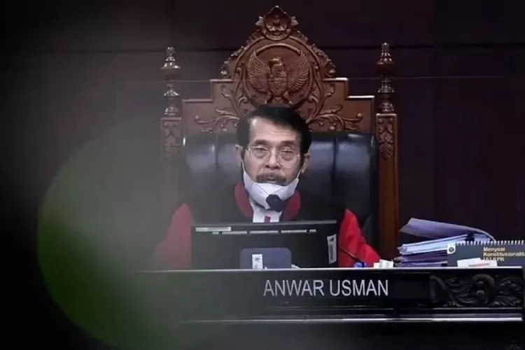 Anwar Usman menolak untuk mengundurkan diri dari permohonan batas usia capres-cawapres dan justru memberi jawaban yang di luar dugaan.