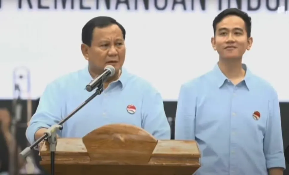Saat membuka pidatonya, Gibran menyebut nama Prabowo dan meminta untuk tenang karena dirinya sudah ada di sini.