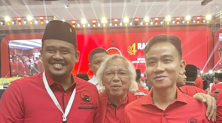 Bobby Nasution (kiri) dan Gibran Rakabuming Raka kader partai PDIP 
