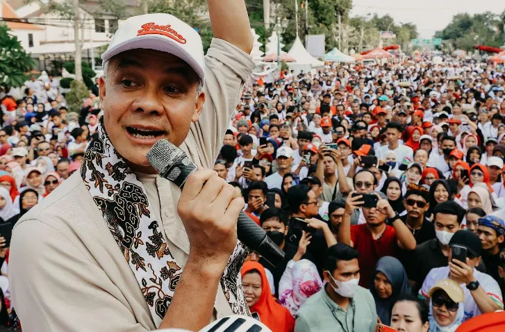 Ganjar Pranowo menanggapi isu Walikota Solo Gibran Rakabuming Raka akan dideklarasikan sebagai cawapres Prabowo Subianto.