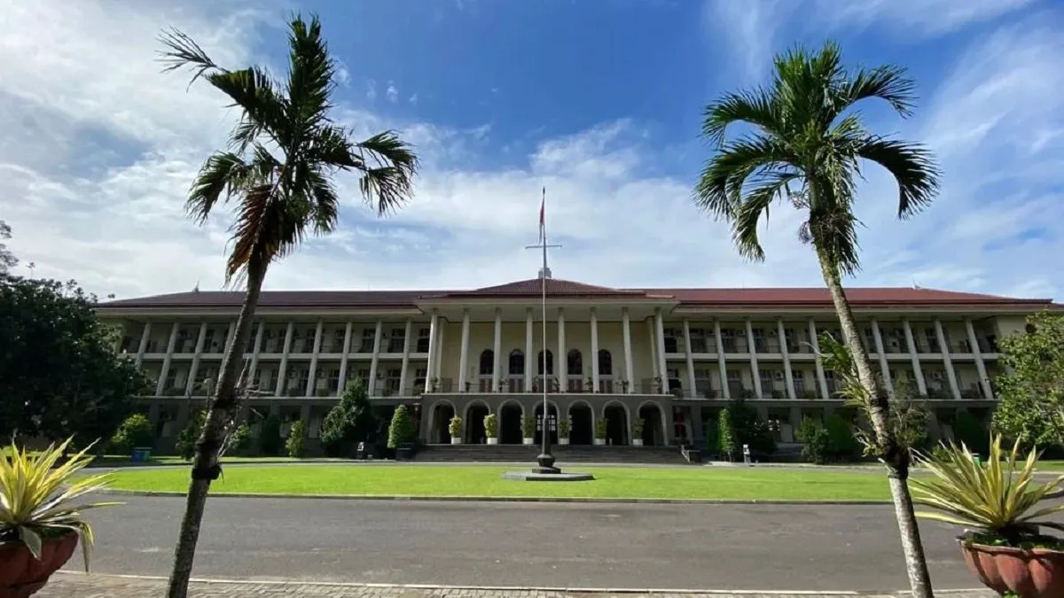 UGM | Tentu Anda memiliki banyak peluang untuk kuliah di Universitas Gadjah Mada (UGM) dengan mengambil jurusan yang sepi peminat.