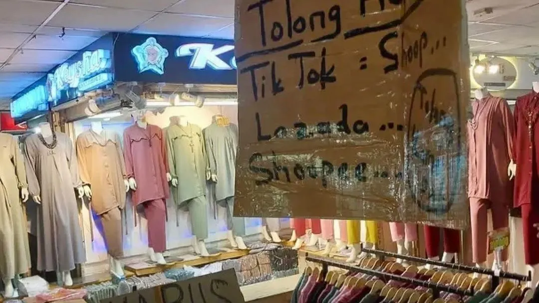 Usai layanan TikTok Shop resmi ditutup, kini pedagang Tanah Abang ramai-ramai meminta e-commerce lain seperti Shopee, Lazada juga ditutup.