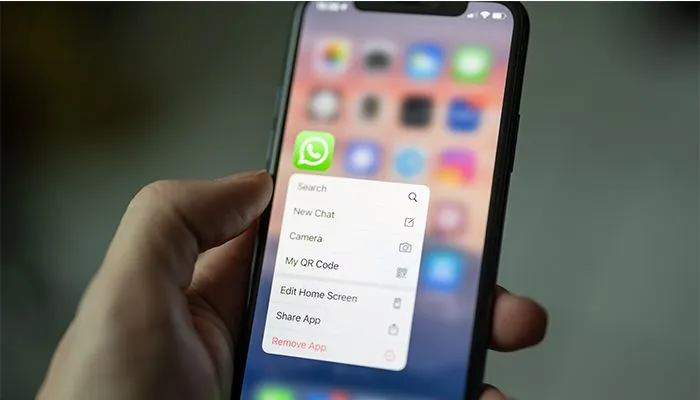Ilustrasi cara melihat isi chat WhatsApp yang sudah dihapus.