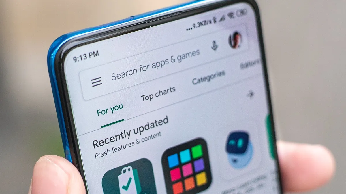Ilustrasi update aplikasi di Google Play Store.