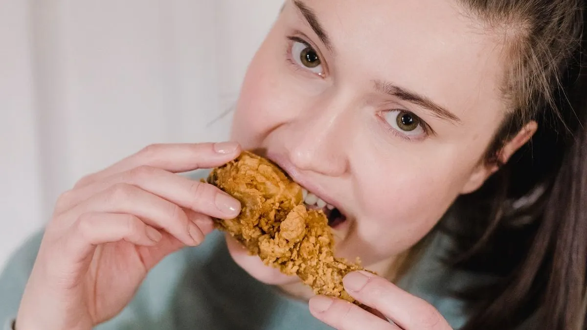Kepribadian seseorang bisa diungkap berdasarkan bagian ayam goreng yang dimakan. Menarik, bukan? Baca yuk penjeleasan lengkapnya.