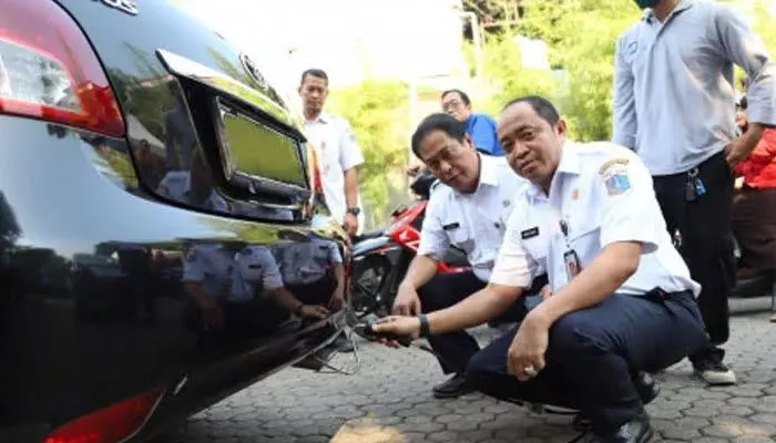 Dinas Lingkungan Hidup DKI Jakarta bersama Polda Metro Jaya menggelar razia uji emisi di sejumlah ruas jalan DKI Jakarta.