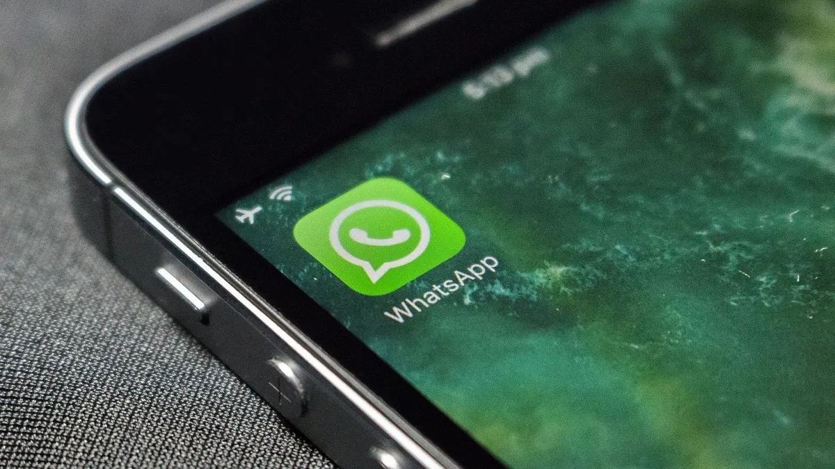 Ilustrasi cara untuk mengaktifkan fitur Chat Lock di WhatsApp.