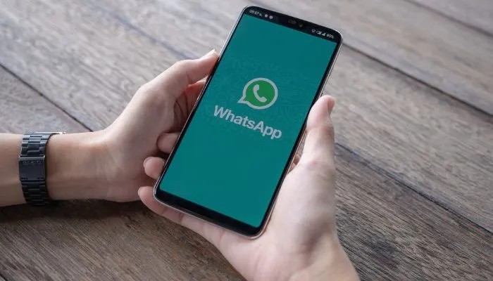 Ilustrasi cara buat status WhatsApp jadi jernih tanpa aplikasi.