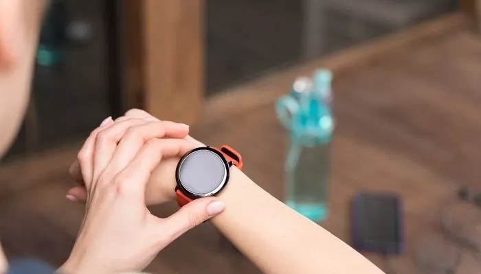 Ilustrasi fakta unik orang yang suka menggunakan jam tangan di sebelah kanan.