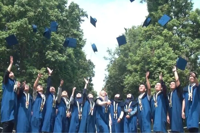 Institut Teknologi Bandung (ITB) membuka kesempatan emas untuk siswa-siswi lulusan SMA/SMK/MA sederajat melalui beasiswa belajar di Sekolah Bisnis dan Manajemen atau SBM ITB.