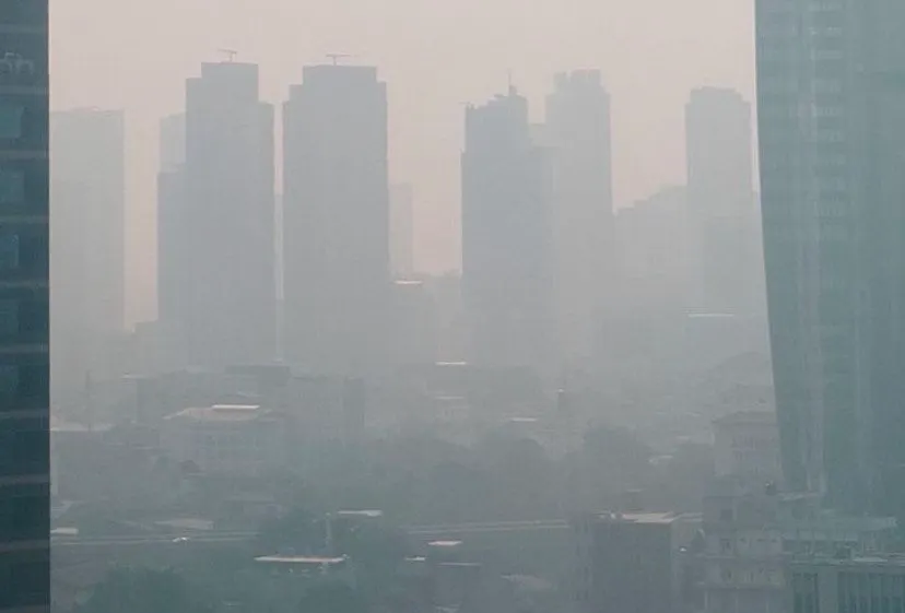 Kualitas Udara Jakarta Buruk karena Polusi, Warga Pakai Masker Lagi untuk Melindungi Dirinya