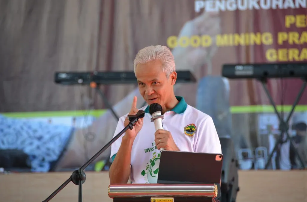 Dukungan poitik terhadap Prabowo yang diberikan Partai Golkar dan PAN membuat publik bereaksi, termasuk capres Ganjar Pranowo.