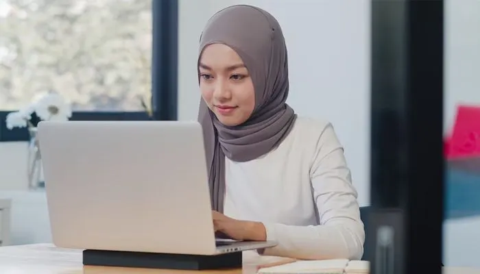 Ilustrasi alasan dan tanda kamu orang yang cerdas, dan kenapa orang cerdas lebih suka bekerja sendiri.