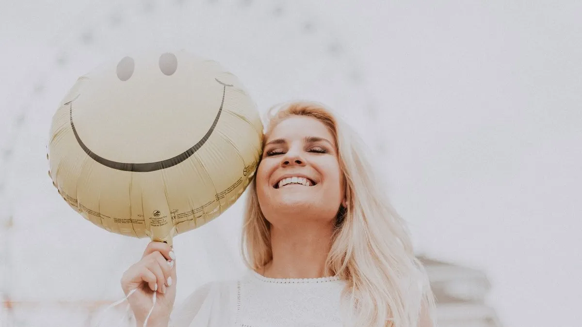 Depresi yang ditandai dengan kemampuan menutupi kehancuran di dalam dirinya dengan senyum, biasa dinamakan dengan smiling depression.