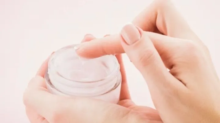 Produk kosmetik dan skincare adalah salah satu bagian yang sering dipakai dalam kehidupan sehari-hari, termasuk bagi kalangan wanita.
