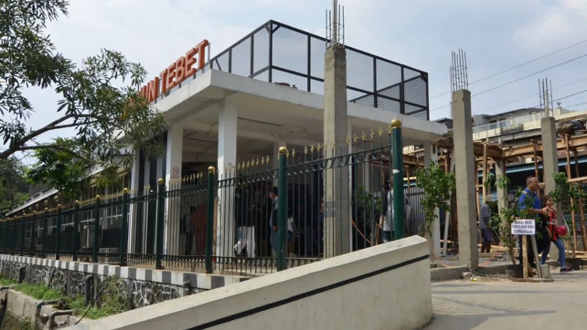 Stasiun Tebet, terletak di Jl. Lapangan Ros Raya, Jakarta Selatan 12810, DKI Jakarta, menjadi salah satu simpul vital dalam sistem transportasi DKI Jakarta.