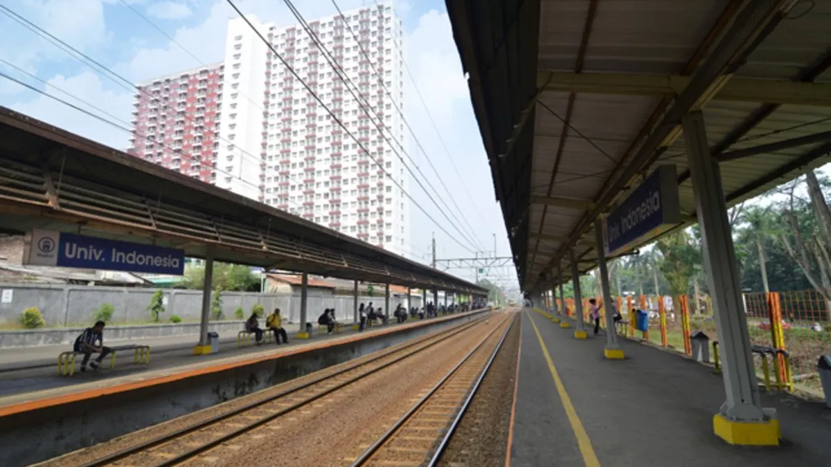 Terlepas dari kedekatannya dengan kampus Universitas Indonesia, Stasiun UI kerap terlihat sangat sepi penumpang.