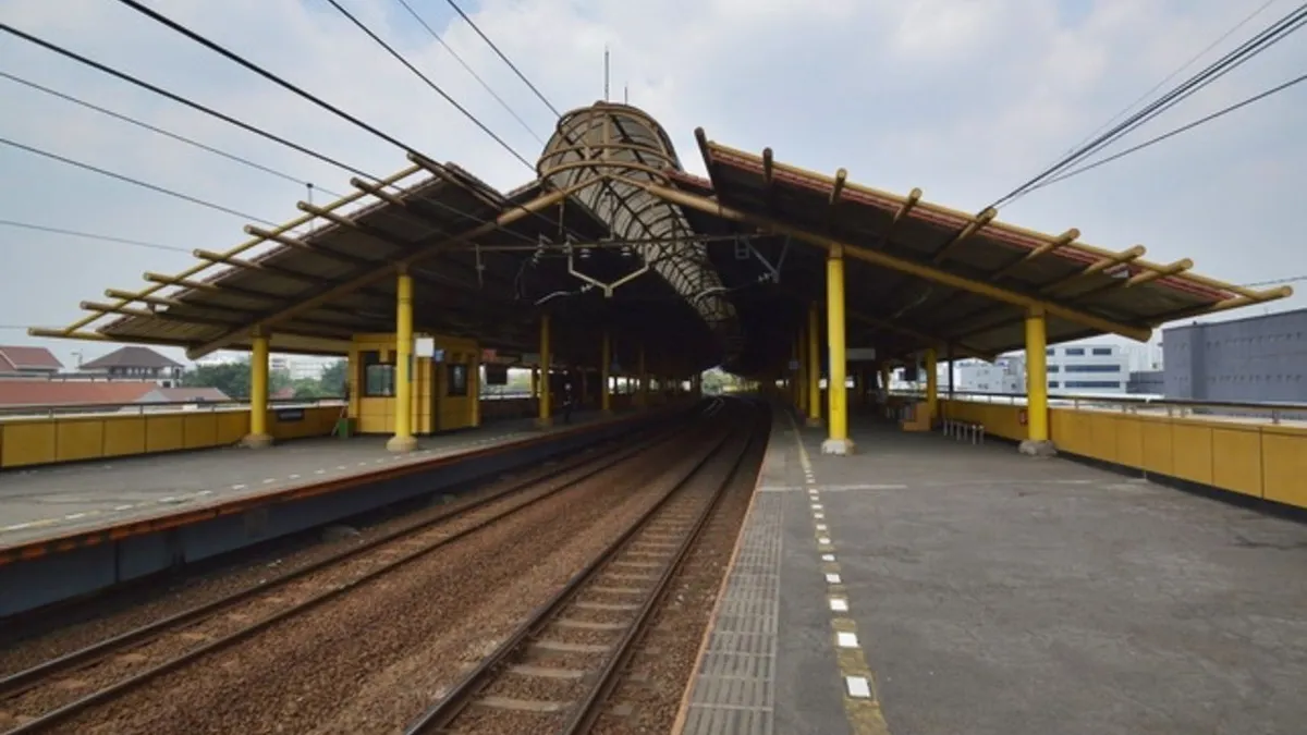 Stasiun Gondangdia, yang terletak di Gondangdia, Menteng, DKI Jakarta, bukan hanya sekadar tempat transit kereta api.
