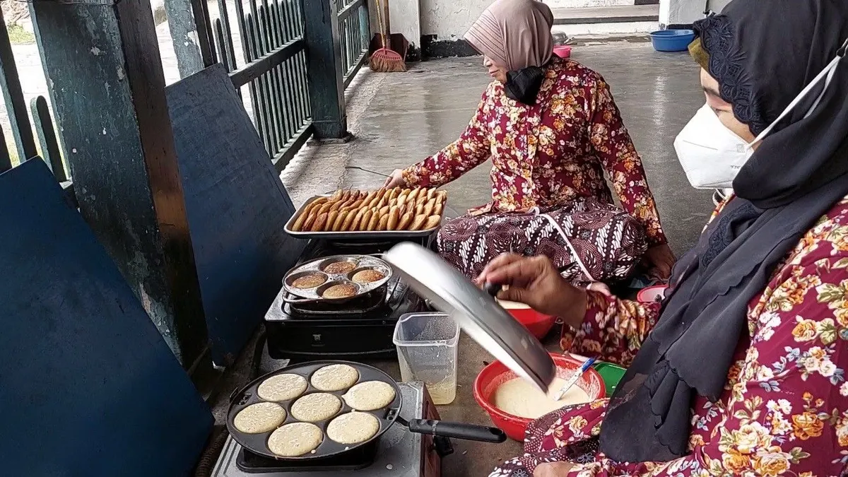 Para ibu-ibu di Jogja sedang membuat kue apem untuk tradisi Apeman jelang bulan Ramadhan.