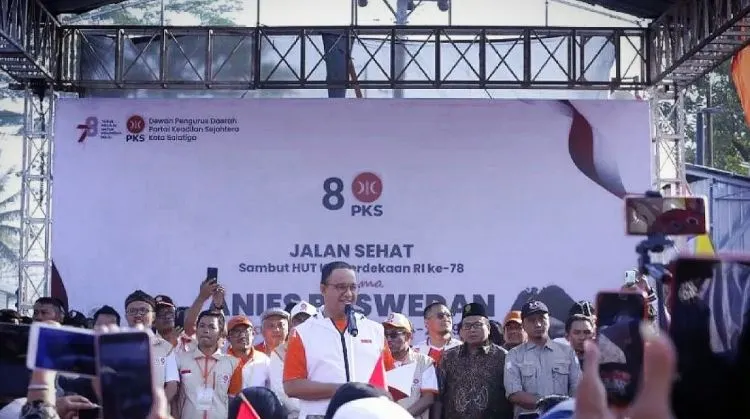 Potret Anies Baswedan, bakal calon presiden saat jalan sehat menyambut HUT ke 78 di Kota Salatiga, Jawa Tengah.