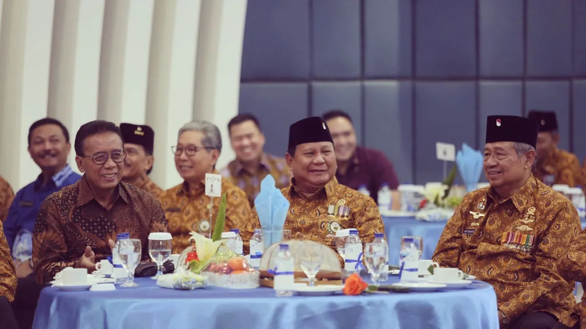 Tidak hanya senyuman, Prabowo dan SBY juga ikut serta dalam bernyanyi bersama, menunjukkan semangat persatuan dan kesatuan di acara tersebut