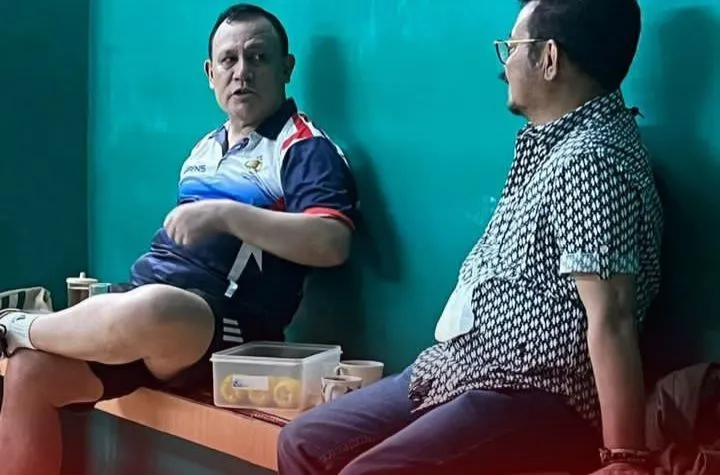 Firli Bahuri dan Yasin Limpo terlihat bertemu di lapangan bulutangkis
