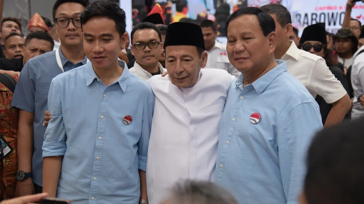 Habib Luthfi bin Yahya saat merangkul bakal Capres-Cawapres Prabowo Gibran.(SM Banyumas/Twitter)