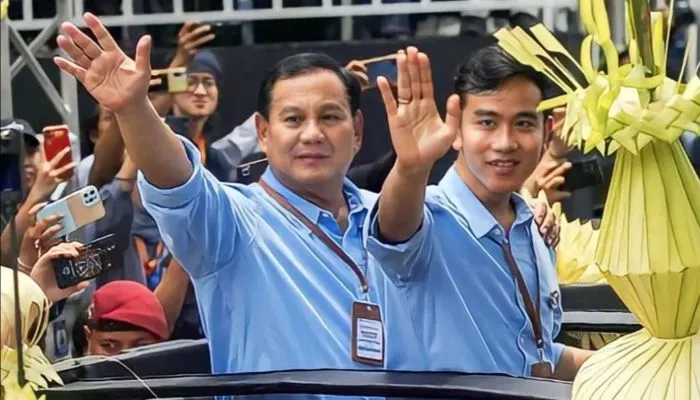 Capres dan cawapres dari Koalisi Indonesia Maju (KIM) Prabowo Subianto dan Gibran Rakabuming Raka terlihat mengenakan kemeja biru serupa.