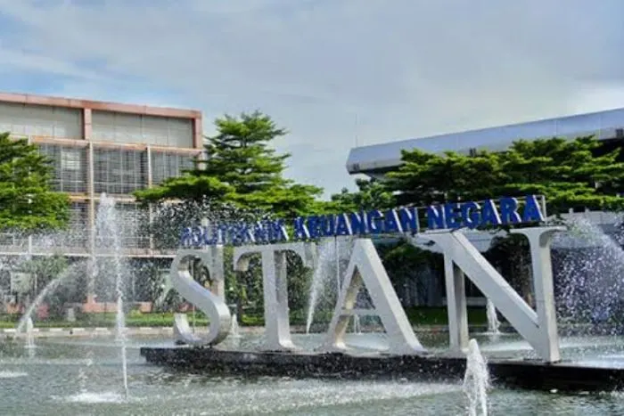 Apakah siswa yang memakai kacamata plus atau minus bisa mendaftar ke Politeknik Keuangan Negara (PKN) STAN. Cek jawaban pastinya di sini.