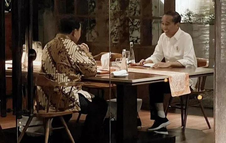Foto pertemuan Prabowo dan Jokowi yang diunggah oleh Erick Thohir.