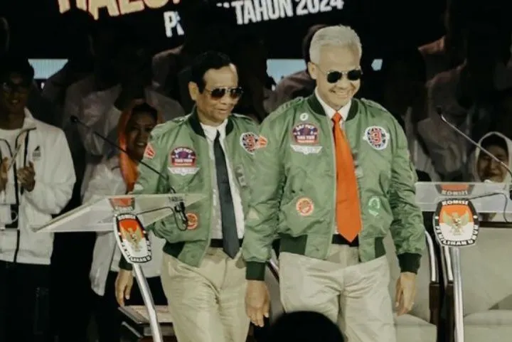 Ganjar Pranowo dan Mahfud MD kompak kenakan jaket bomber ala top gun dan kacamata hitam saat memasuki venue debat capres cawapres 2024 ketiga tadi malam, Minggu 7 Januari 2024 