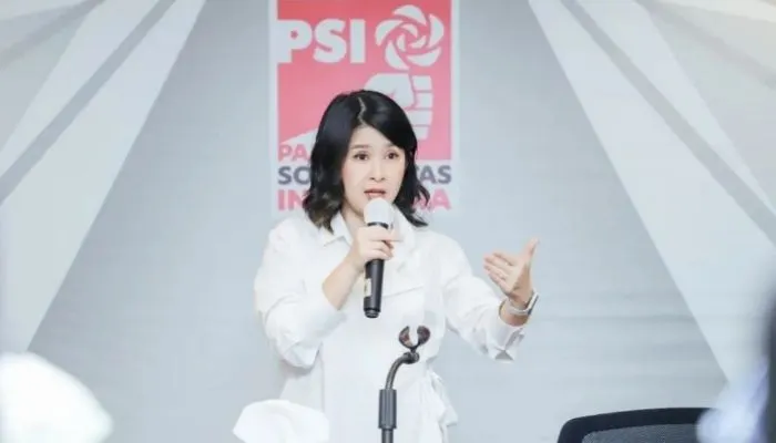 Ketua Dewan Pembina PSI Grace Natalie. Grace Natalie mengatakan saat debat pendukung salah satu capres menunjukkan gestur mengangkat tangan setiap ada peserta debat berbicara.