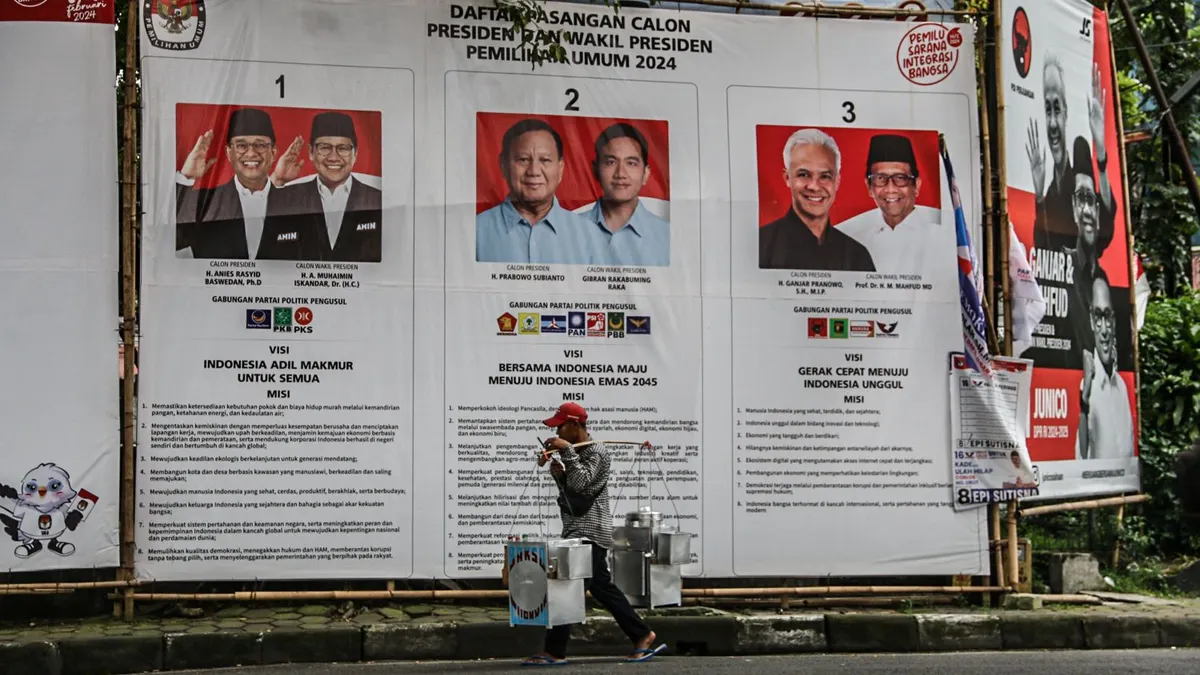 Warga melewati baliho sosialisasi Pilpres 2024 di Jalan Sumatera, Kota Bandung pada Senin, 15 Januari 2024