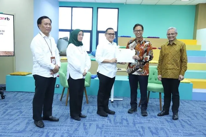 Menteri PANR Abdullah Azwar Anas menyerahkan izin prinsip formasi ASN Kemenkes.