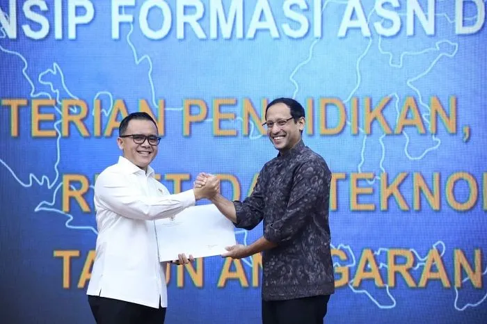 Menteri PANR Abdullah Azwar Anas menyerahkan izin prinsip formasi ASN Kemendikbud Ristek.