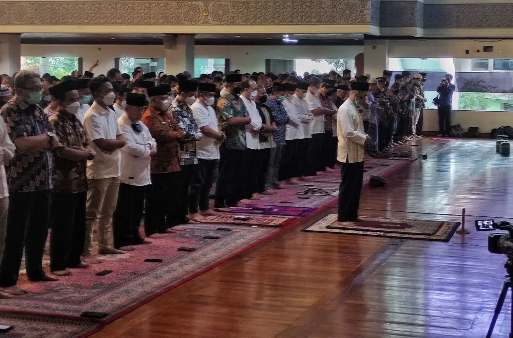 Ilustrasi sholat | Khutbah Jumat kali ini bertema tentang berbagi kepada sesama manusia tentu membuat hidup bahagia dan berkah.