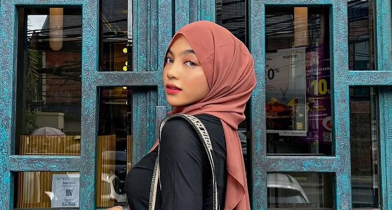 Blak-blakan, Oklin Fia pakai kebaya merah sambil mengaku di DM akun centang biru dan jadi fantasi para laki-laki di depan Denny Sumargo.
