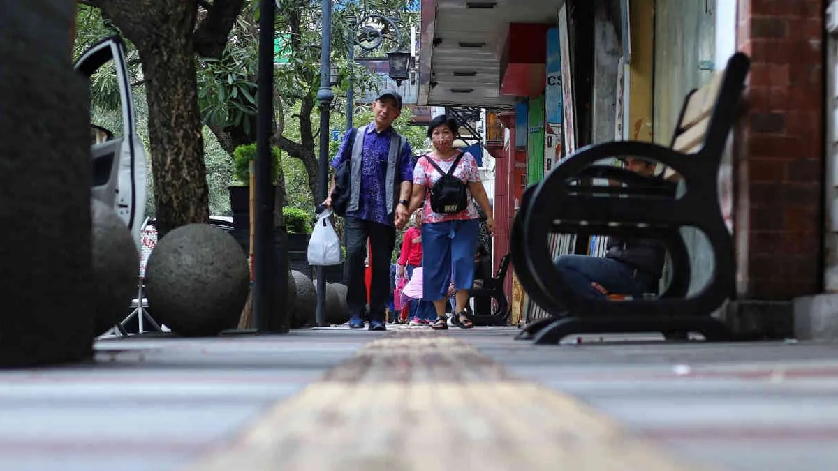 Warga berjalan di kawasan Jalan Braga, Kota Bandung. Ternyata, ada 5 kota terbaik di Indonesia untuk menikmati masa tua. Di mana sajakah itu? Ya, nomor satu bukanlah Bandung.