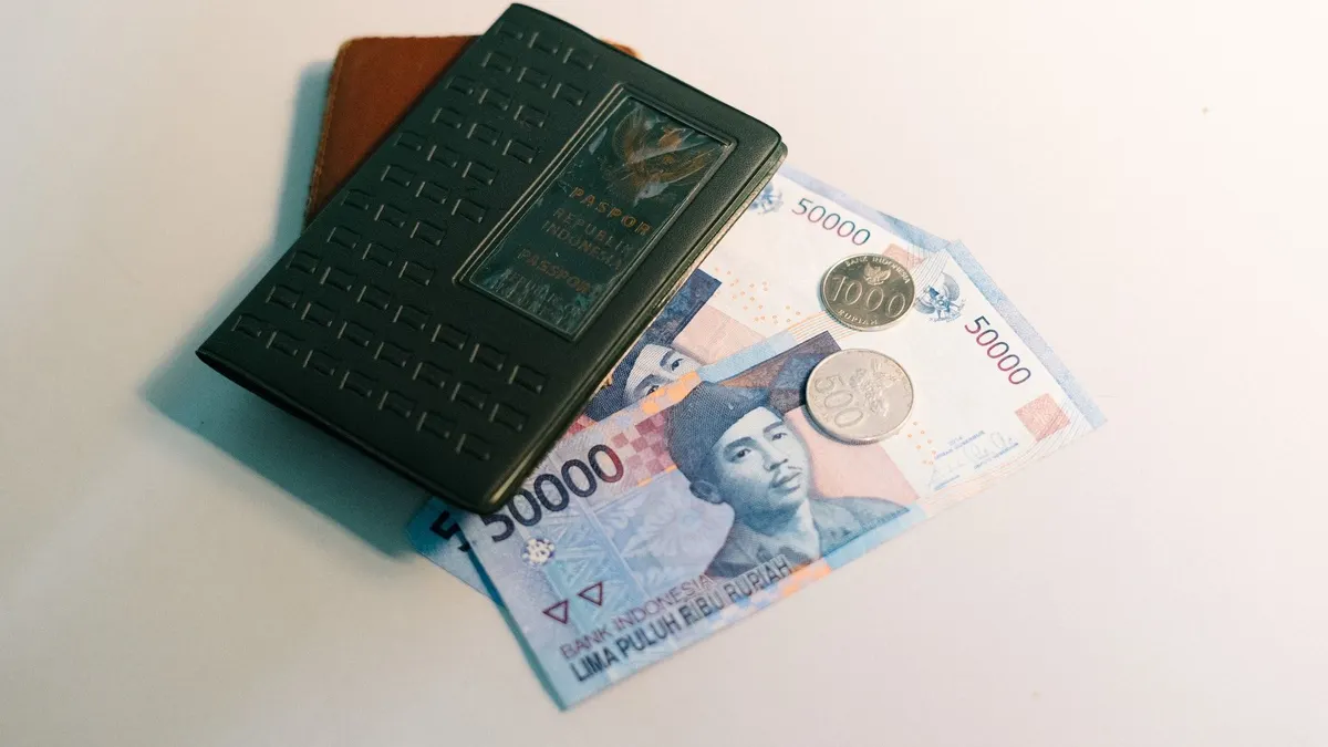 UMK atau Upah Minimum Kabupaten/Kota menjadi salah satu hal yang dipertimbangkan oleh fresh graduate atau para pencari kerja.