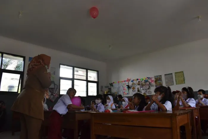 Berminat menjadi pengajar? Simak di sini ya, kumpulan lowongan kerja (loker) guru untuk TK hingga SMA daerah Jakarta.