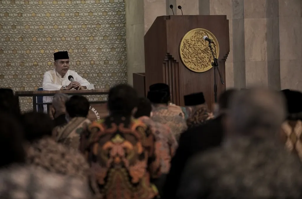 Jemaah menggelar salat di Masjid Al-Ukhuwah, Jalan Wastukencana, Kota Bandung. Khutbah Jumat kali ini bertema tentang Islam adalah waspada ujaran kebencian kebencian di tahun politik. Silakan disimpan baik-baik.
