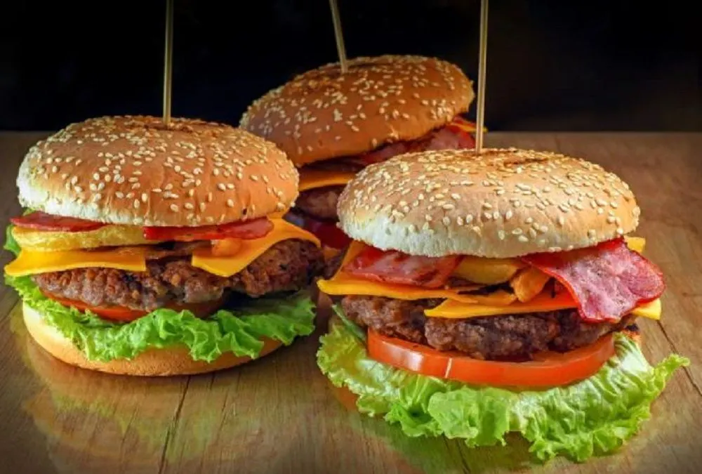 Ada tes kepribadian yang bisa membongkar kepribadian yang kamu miliki lewat cara makan burger yang biasa kamu lakukan.