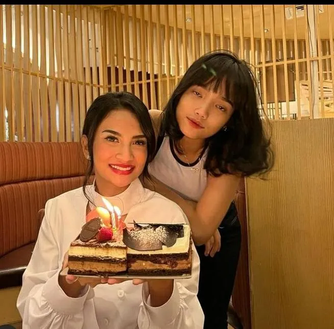 Mendiang Vanessa Angel dan Fuji