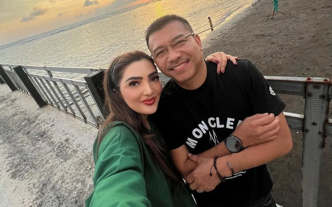Penyanyi Ashanty, istri Anang Hermansyah, melalui akun Instagram-nya menceritakan bahwa dia telah resmi menjadi mahasiswa S3 Pengembangan Sumber Daya Manusia (PSDM) Universitas Airlangga (Unair).