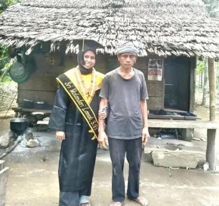 Viral Mahasiswi di Sulawesi Foto di Depan Rumah Selesai Wisuda untuk Kenang Perjuangan Sang Ayah