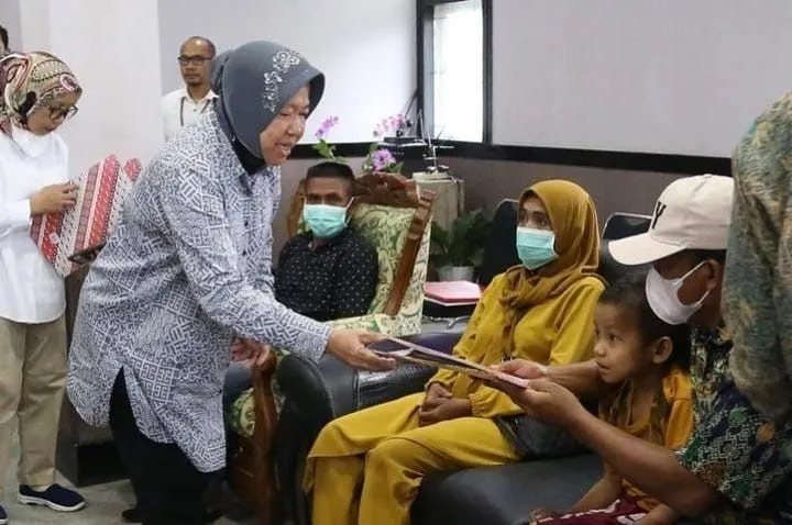 Mensos Tri Rismaharini Menyerahkan Bansos