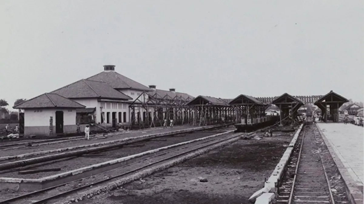 Proses pembangunan kanopi Stasiun Manggarai.