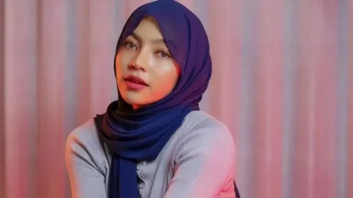 Viral Video TikTok Oklin Fia Jilat Es Krim Sambil Jongkok Bikin Publik geram, Bisa Dipenjara?